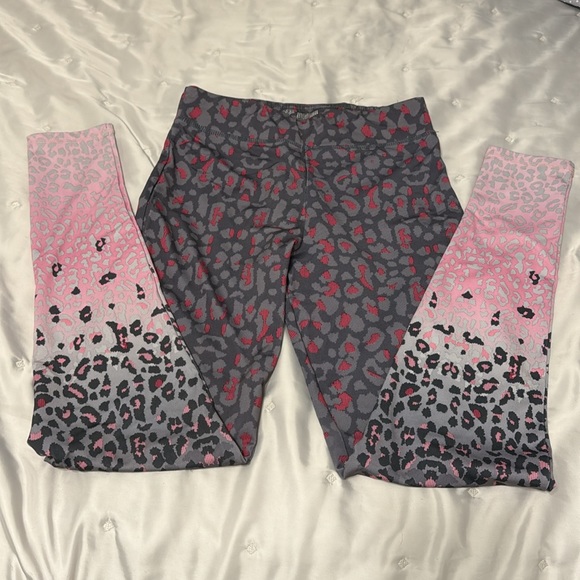 Stay Cool, light fit, Fun pink and grey leopard print leggings - Picture 3 of 4